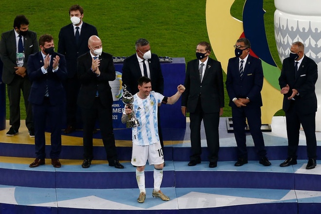 Ảnh: Messi nhắm nghiền mắt hôn chiếc cúp vô địch Nam Mỹ được cả quốc gia Argentina chờ đợi suốt 28 năm - Ảnh 2.