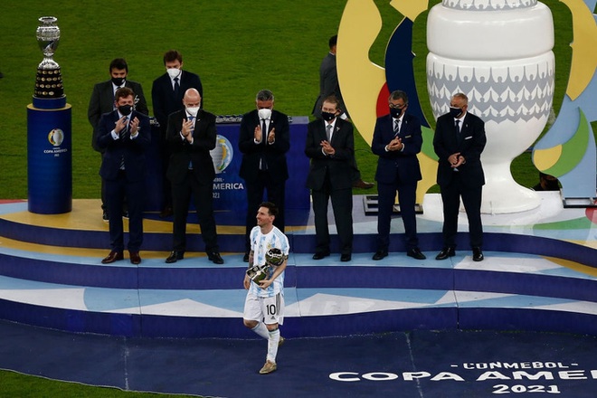 Ảnh: Messi nhắm nghiền mắt hôn chiếc cúp vô địch Nam Mỹ được cả quốc gia Argentina chờ đợi suốt 28 năm - Ảnh 3.
