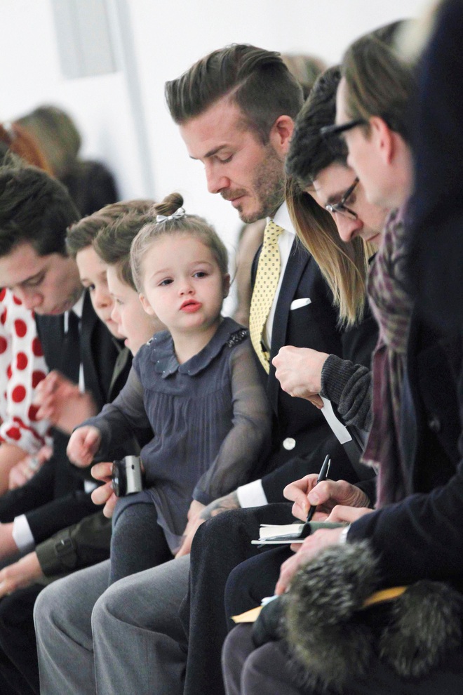 Ngỡ ngàng nhìn Harper Beckham thay đổi qua 10 năm: Từ bé đã được Tổng biên tập Vogue ưu ái, đi sự kiện mà át cả bố mẹ cực phẩm - Ảnh 3.