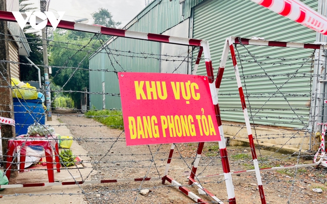  T&agrave;i xế cầm nhầm giấy x&eacute;t nghiệm Covid-19 khi qua chốt ở B&igrave;nh Dương  - Ảnh 2.