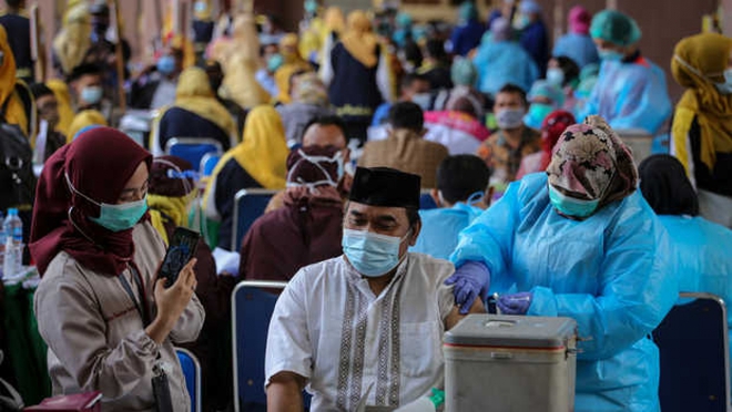 Indonesia cho ph&eacute;p người d&acirc;n tự mua v&agrave; sử dụng vaccine Covid-19 - Ảnh 1.