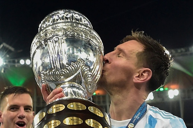Messi với chiếc cúp vô địch Nam Mỹ trên tay và chụp ảnh nhắm mắt hôn chiếc cúp đó. Đây là một hình ảnh đầy cảm xúc và tình cảm của ngôi sao tài năng này. Nếu bạn yêu thích Messi, không thể bỏ qua bức ảnh này.