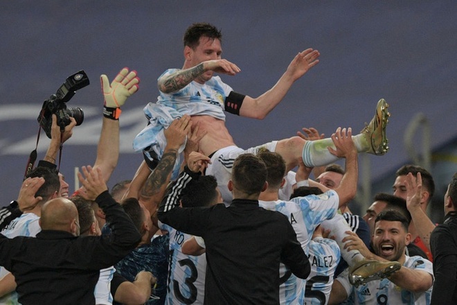 Ảnh: Messi được cả đội nắm chân tay, tung lên trời sau khi hoàn thành mảnh ghép cuối cùng cho sự nghiệp hoàn hảo - Ảnh 4.
