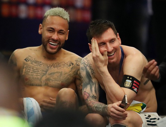 Lau sạch nước mắt, Neymar cởi trần ngồi chém gió và "cười như được mùa" với Messi - Ảnh 1.