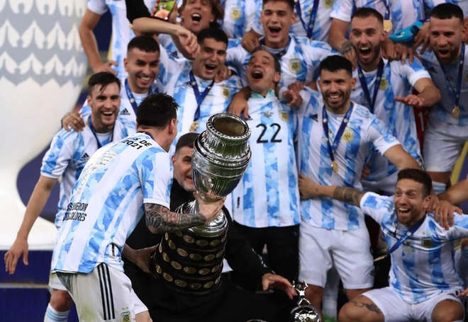 Ảnh: Messi nhắm nghiền mắt hôn chiếc cúp vô địch Nam Mỹ được cả quốc gia Argentina chờ đợi suốt 28 năm - Ảnh 5.