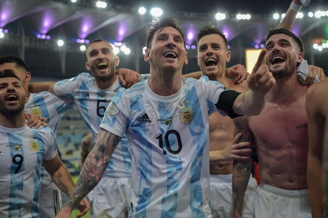 Ảnh: Messi được cả đội nắm chân tay, tung lên trời sau khi hoàn thành mảnh ghép cuối cùng cho sự nghiệp hoàn hảo - Ảnh 6.