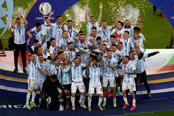 Ảnh: Messi nhắm nghiền mắt hôn chiếc cúp vô địch Nam Mỹ được cả quốc gia Argentina chờ đợi suốt 28 năm - Ảnh 6.