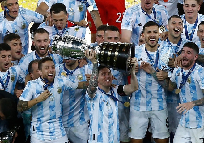 Ảnh: Messi nhắm nghiền mắt hôn chiếc cúp vô địch Nam Mỹ được cả quốc gia Argentina chờ đợi suốt 28 năm - Ảnh 7.