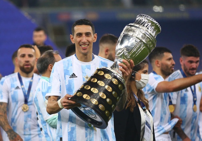 Ảnh: Messi nhắm nghiền mắt hôn chiếc cúp vô địch Nam Mỹ được cả quốc gia Argentina chờ đợi suốt 28 năm - Ảnh 8.