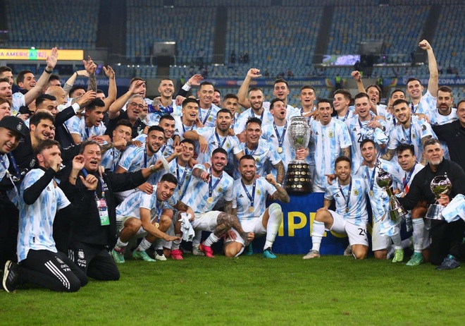 Ảnh: Messi nhắm nghiền mắt hôn chiếc cúp vô địch Nam Mỹ được cả quốc gia Argentina chờ đợi suốt 28 năm - Ảnh 9.