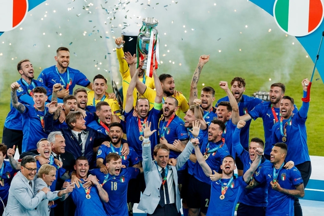 Trực tiếp từ Ý không khí ăn mừng sau khi đội nhà vô địch Euro 2020: Fan thức xuyên đêm, trời đỏ rực pháo sáng - Ảnh 18.