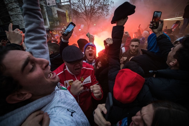 Trực tiếp từ Ý không khí ăn mừng sau khi đội nhà vô địch Euro 2020: Fan thức xuyên đêm, trời đỏ rực pháo sáng - Ảnh 5.