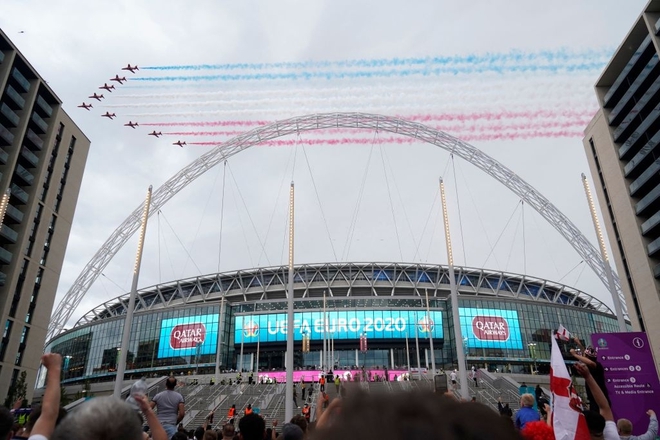 Lễ bế mạc Euro 2020: Máy bay phản lực của Không quân Hoàng gia Anh nhả khói tuyệt đẹp trên bầu trời London - Ảnh 7.