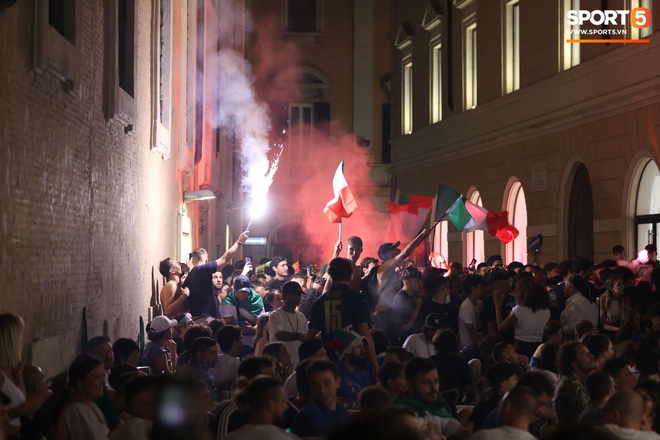 Trực tiếp từ Ý không khí ăn mừng sau khi đội nhà vô địch Euro 2020: Fan thức xuyên đêm, trời đỏ rực pháo sáng - Ảnh 23.