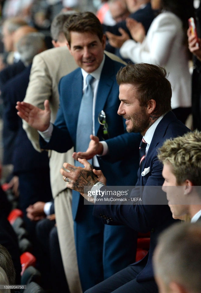 2 ông chú cực phẩm nhất Chung kết Euro 2020: Tom Cruise 59 và Beckham 46 nhưng 1 cái đập tay thôi cũng khiến thế giới chao đảo - Ảnh 3.