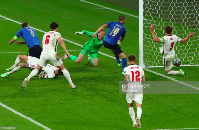 Video: Bonucci dứt điểm cận th&agrave;nh gỡ ho&agrave; 1-1 cho Italy - Ảnh 2.