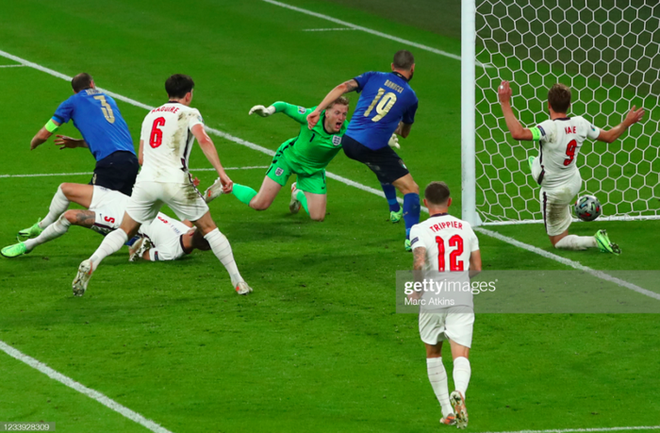 Video: Bonucci dứt điểm cận thành gỡ hoà 1-1 cho Italy - Ảnh 2.