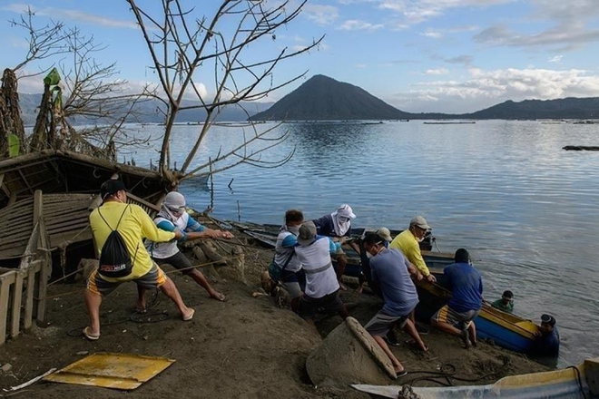 Nguy cơ n&uacute;i lửa Taal phun tr&agrave;o mạnh, 13.000 d&acirc;n Philippines sơ t&aacute;n - Ảnh 1.