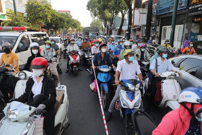 &Ugrave;n tắc kinh ho&agrave;ng tại chốt kiểm so&aacute;t chống dịch COVID-19 ở TP.HCM - Ảnh 3.