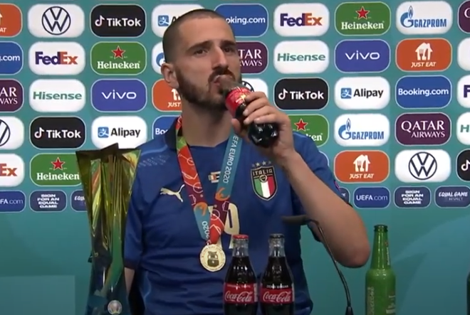 Người hùng tuyển Italy uống cùng lúc cả bia và nước ngọt trong phòng họp báo - Ảnh 1.