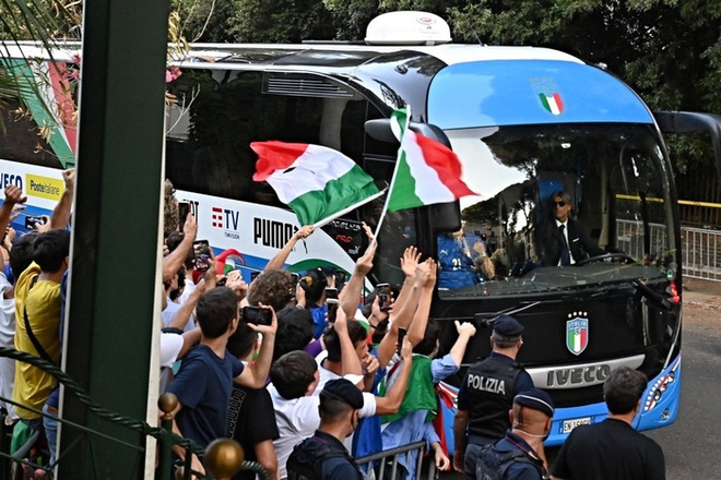 Nóng: Thủ đô Rome mở lễ hội chào đón tuyển Italy mang cúp vô địch Euro trở về - Ảnh 5.