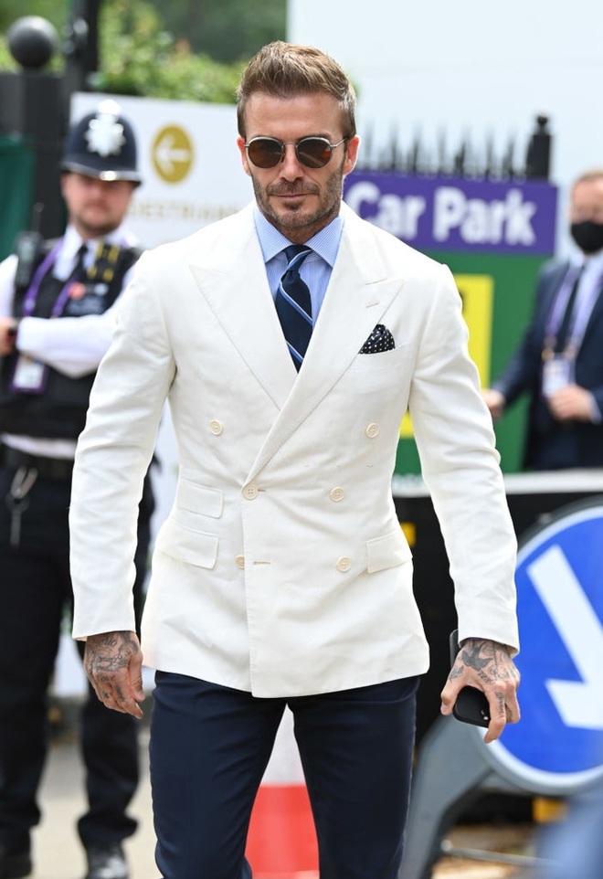 David Beckham càn quét từ Wimbledon đến Euro: Lên đồ biến sự kiện thành sàn diễn, visual đỉnh cao đè bẹp Tom Cruise - Ed Sheeran - Ảnh 2.