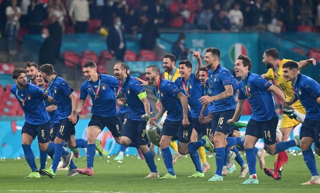 Ảnh: Italy nâng cao chiếc cúp vô địch Euro sau 53 năm chờ đợi - Ảnh 17.