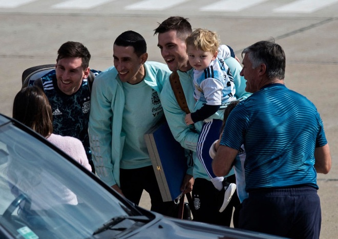 Messi hôn vợ đắm đuối trong ngày trở về quê nhà Argentina sau chức vô địch Nam Mỹ - Ảnh 3.