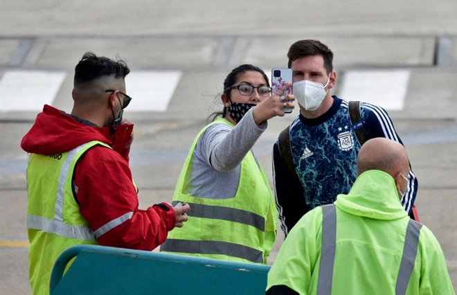 Messi hôn vợ đắm đuối trong ngày trở về quê nhà Argentina sau chức vô địch Nam Mỹ - Ảnh 4.