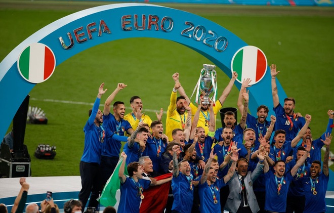 Ảnh: Italy nâng cao chiếc cúp vô địch Euro sau 53 năm chờ đợi - Ảnh 6.