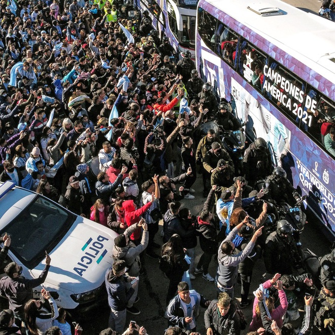 Messi hôn vợ đắm đuối trong ngày trở về quê nhà Argentina sau chức vô địch Nam Mỹ - Ảnh 7.