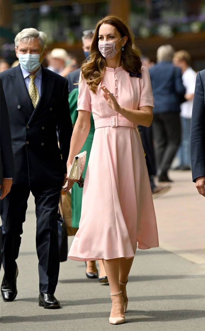 Bận nhất hôm nay là Công nương Kate Middleton: Tất tả chạy sô từ Wimbledon sang Chung kết Euro, còn kịp thay đồ nhanh quá - Ảnh 9.