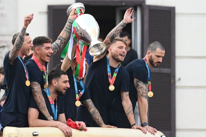 Hàng vạn người xuống đường xem Italy cầm cúp diễu hành mừng chức vô địch Euro 2020: Cầu thủ đốt pháo sáng - Ảnh 24.