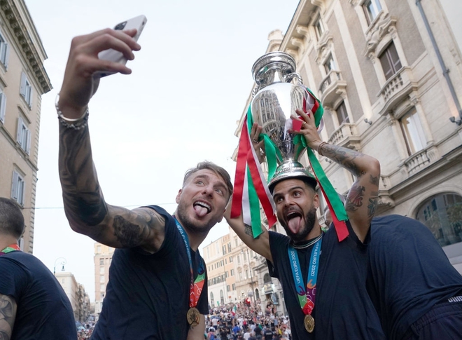 Hàng vạn người xuống đường xem Italy cầm cúp diễu hành mừng chức vô địch Euro 2020: Cầu thủ đốt pháo sáng - Ảnh 20.