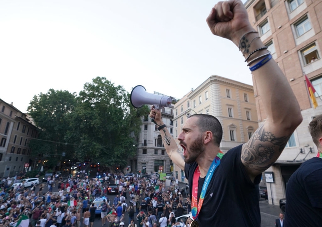 Hàng vạn người xuống đường xem Italy cầm cúp diễu hành mừng chức vô địch Euro 2020: Cầu thủ đốt pháo sáng - Ảnh 19.