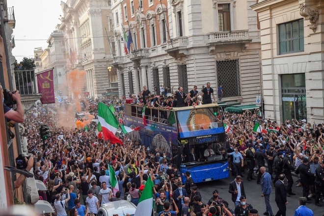 Hàng vạn người xuống đường xem Italy cầm cúp diễu hành mừng chức vô địch Euro 2020: Cầu thủ đốt pháo sáng - Ảnh 3.