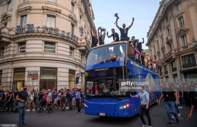 Hàng vạn người xuống đường xem Italy cầm cúp diễu hành mừng chức vô địch Euro 2020: Cầu thủ đốt pháo sáng - Ảnh 12.