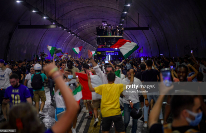 Hàng vạn người xuống đường xem Italy cầm cúp diễu hành mừng chức vô địch Euro 2020: Cầu thủ đốt pháo sáng - Ảnh 13.