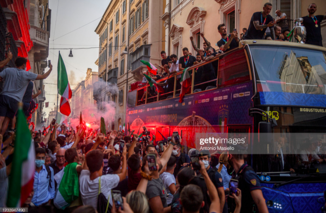 Hàng vạn người xuống đường xem Italy cầm cúp diễu hành mừng chức vô địch Euro 2020: Cầu thủ đốt pháo sáng - Ảnh 14.