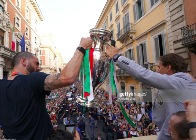 Hàng vạn người xuống đường xem Italy cầm cúp diễu hành mừng chức vô địch Euro 2020: Cầu thủ đốt pháo sáng - Ảnh 17.