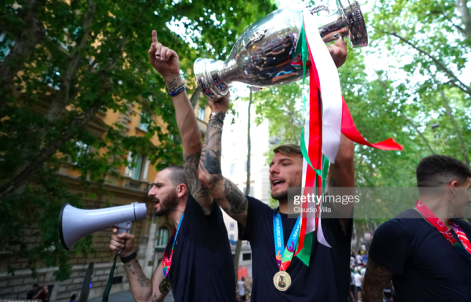 Hàng vạn người xuống đường xem Italy cầm cúp diễu hành mừng chức vô địch Euro 2020: Cầu thủ đốt pháo sáng - Ảnh 18.