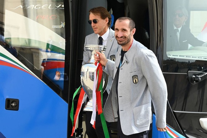 Tuyển Italy hãnh diện mang cúp bạc Euro 2020 tới diện kiến Tổng thống - Ảnh 1.