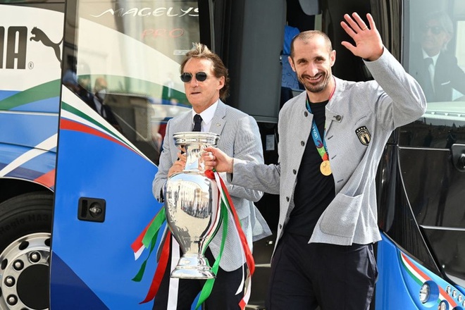 Tuyển Italy hãnh diện mang cúp bạc Euro 2020 tới diện kiến Tổng thống - Ảnh 2.