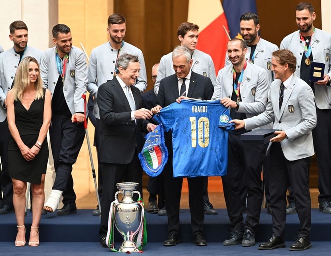 Hàng vạn người xuống đường xem Italy cầm cúp diễu hành mừng chức vô địch Euro 2020: Cầu thủ đốt pháo sáng - Ảnh 1.