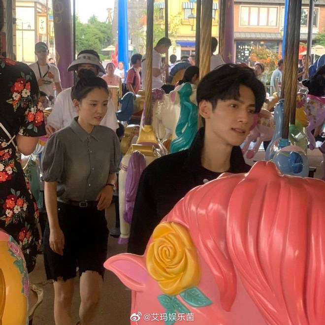 La V&acirc;n Hi nắm chặt tay Ng&ocirc; Thiến qua đường ở phim mới, cả một bầu trời B&ecirc;n Nhau Trọn Đời được t&aacute;i hiện tuyệt đẹp - Ảnh 2.