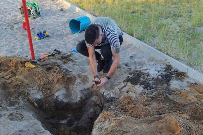 Nghịch cát, bé tiểu học phát hiện mộ cổ 2.000 năm, có thể đầy vàng - Ảnh 1.