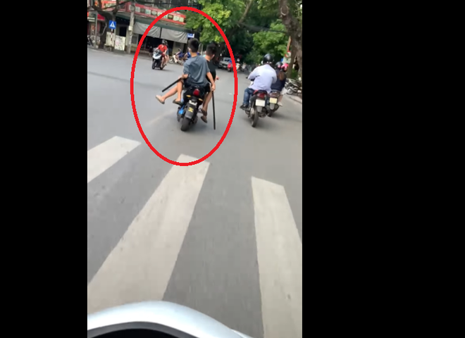 Clip: Nhóm thanh niên đèo 3 trên xe đạp điện, tay lăm lăm gậy gộc lượn phố Hà Nội - Ảnh 2.