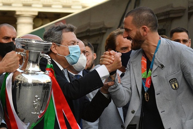 Tuyển Italy hãnh diện mang cúp bạc Euro 2020 tới diện kiến Tổng thống - Ảnh 11.