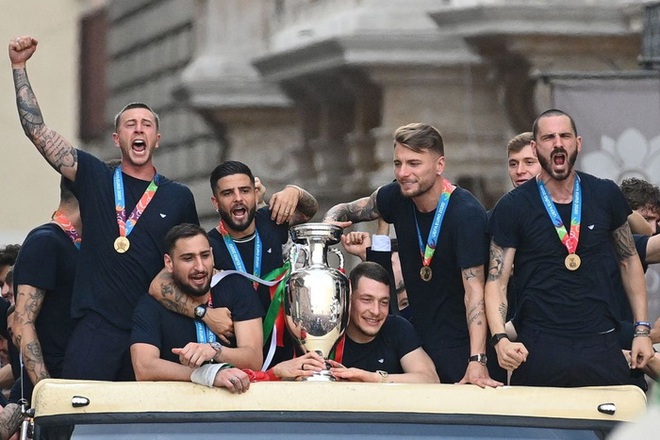 Hàng vạn người xuống đường xem Italy cầm cúp diễu hành mừng chức vô địch Euro 2020: Cầu thủ đốt pháo sáng - Ảnh 5.