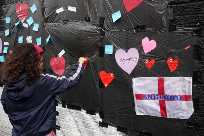 Tiền đạo tuyển Anh suýt khóc vì những thông điệp ý nghĩa của fan che phủ lên bức tranh tường bị phá hoại - Ảnh 4.